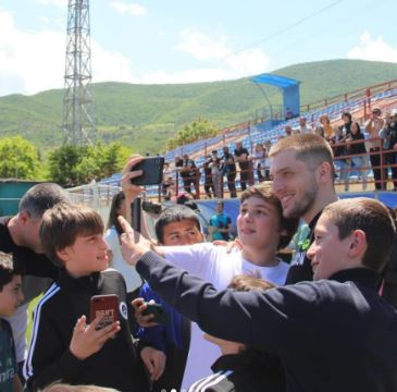 Giorgi Chakvetadze clicking pictures with young fans